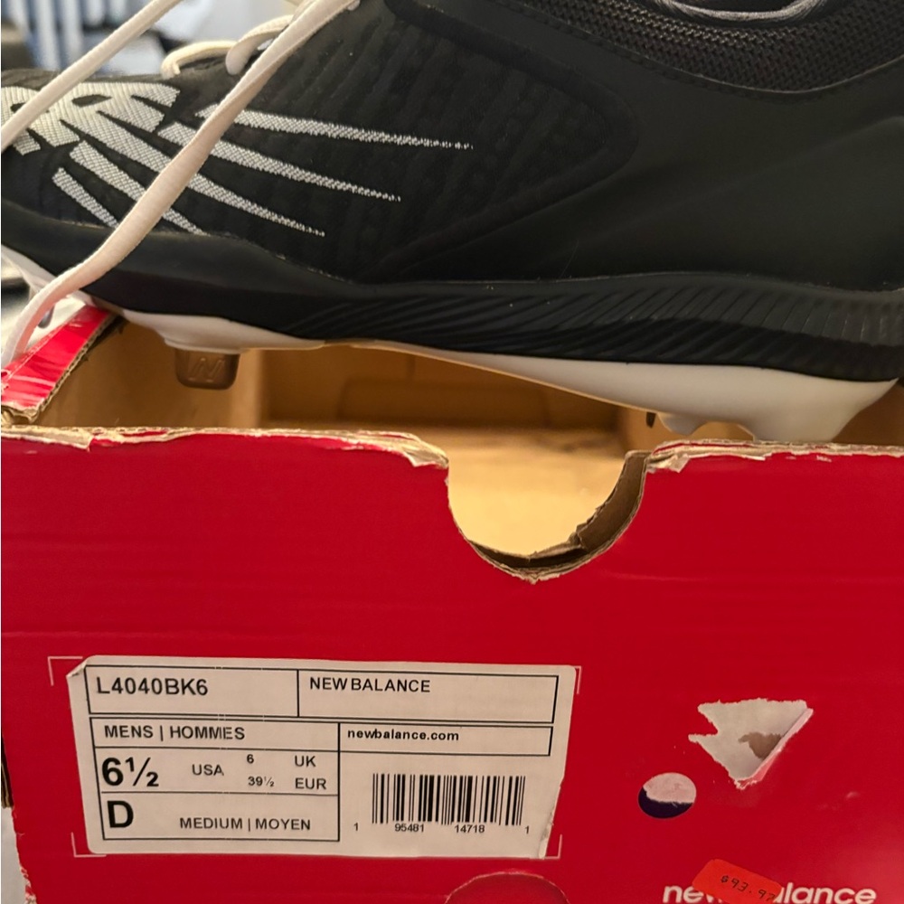 New Balance Men's Black and White Athletic Cleats